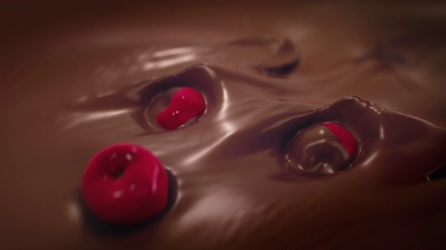 4K超级慢动作，樱桃溅入液态牛奶巧克力视频素材