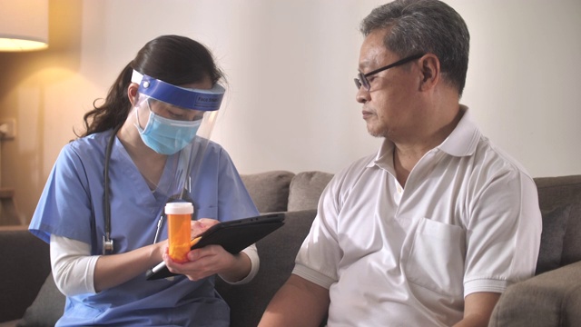 护士和病人在病人家中使用数字平板电脑进行医疗咨询视频素材