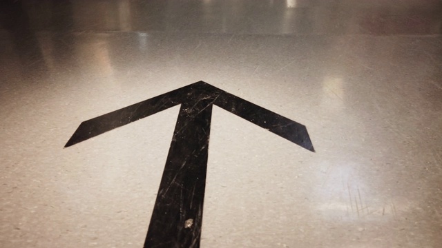 在商场的地板上的箭头标志的运动视频下载