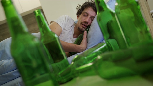 疯狂的夜生活后醉酒在家睡觉的男人视频下载