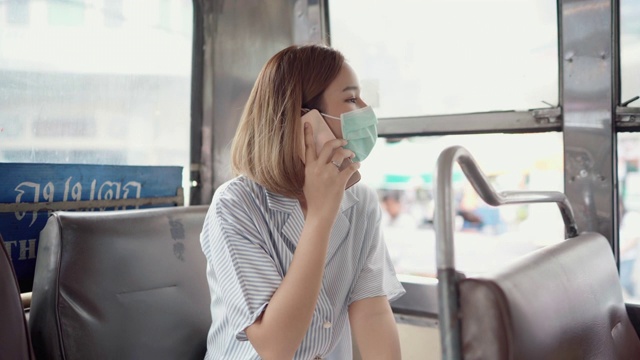 在上班的公交车上，一个戴着面具的女人视频素材