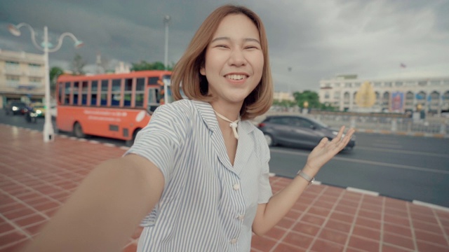 年轻女子独自旅行在曼谷的地标泰国。在曼谷漫步的年轻女子视频下载