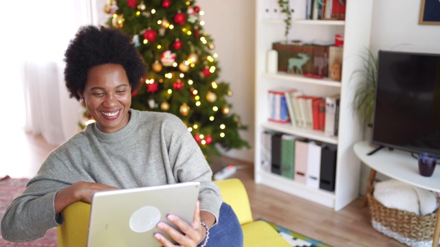圣诞节期间，一名妇女与家人视频聊天视频素材