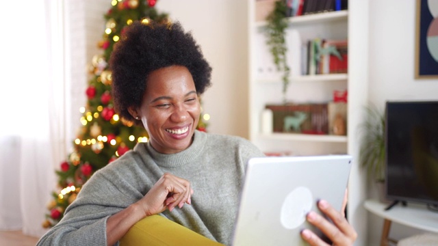 圣诞节期间，一名妇女与家人视频聊天视频素材