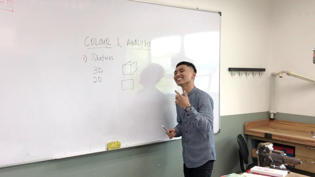 微笑的亚洲马来男老师在大学课堂上给他的学生讲课视频素材