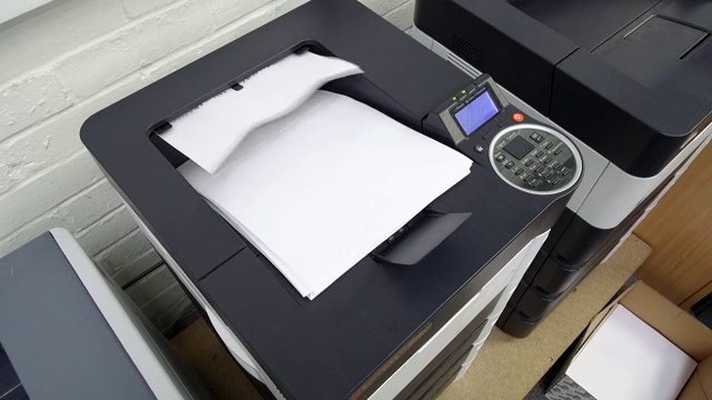办公室用激光打印机打印大量纸张视频下载