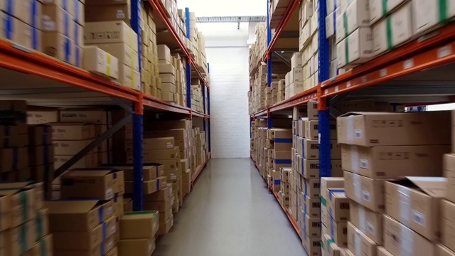 一个堆满商品货架的工业仓库视频素材