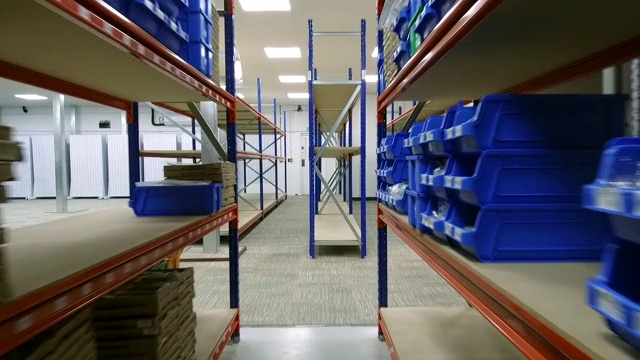 一个堆满商品货架的工业仓库视频素材
