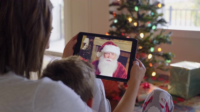 父亲和女儿与圣诞老人视频通话视频下载