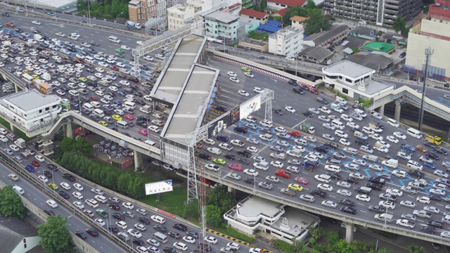鸟瞰图繁忙的汽车与交通堵塞在高峰时间的高速公路街道上的桥在曼谷市中心，城市城市在日落时，泰国。交叉路口。罗摩9号收费站视频下载