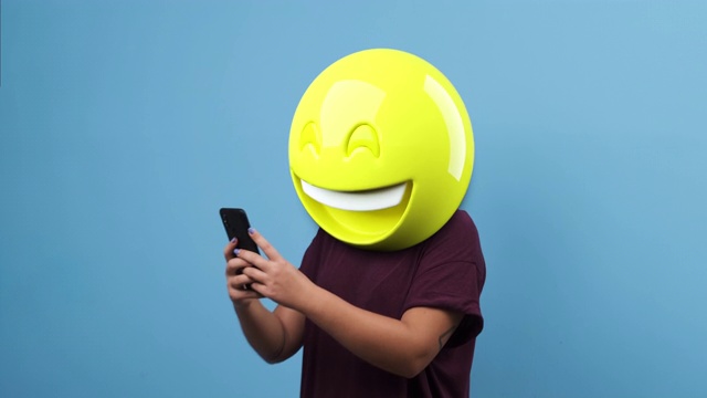 表情符号用智能手机对女人微笑。Emoji概念视频下载