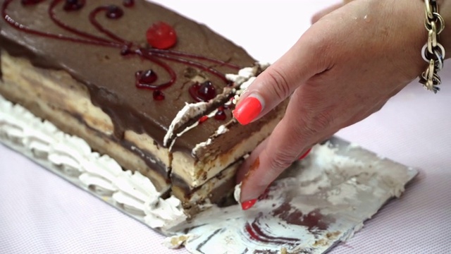 一位女士切了一块自制的生日巧克力蛋糕视频下载