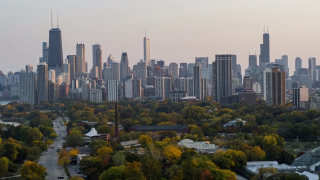 空中拍摄的芝加哥在秋天-城市景观视频素材