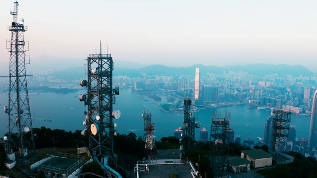 日落时分，香港维多利亚山顶的电台视频素材