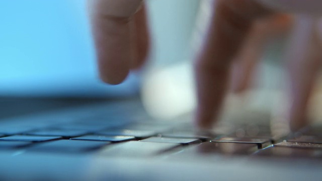 女人在笔记本电脑键盘上打字，特写视频素材