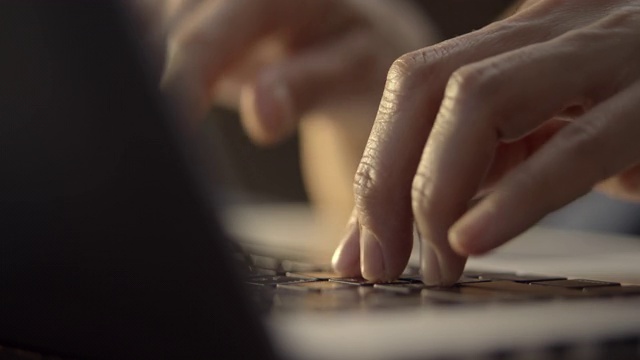 女人在笔记本电脑键盘上打字，时间流逝视频素材