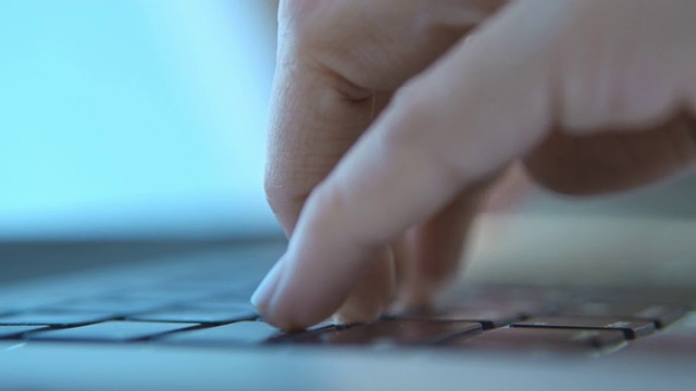 女人在笔记本电脑键盘上打字，特写视频下载