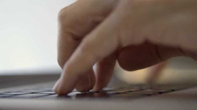 女人在笔记本电脑键盘上打字，特写视频素材