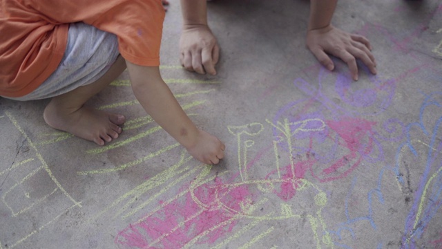 儿童学习用粉笔画画视频素材