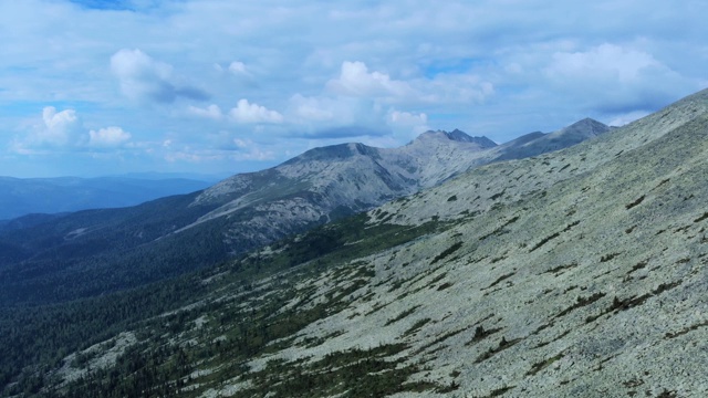 从飞行无人机鸟瞰图上的山地森林背景和蓝色山脉的顶峰。视频素材