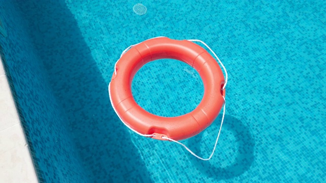 安全设备、救生圈或救生救生圈浮在游泳池上，用于救人于溺水者，动作缓慢视频素材
