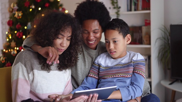 在流感流行期间的圣诞节与家人进行视频通话视频素材