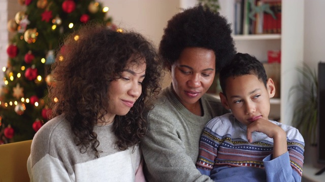 在流感流行期间的圣诞节与家人进行视频通话视频素材
