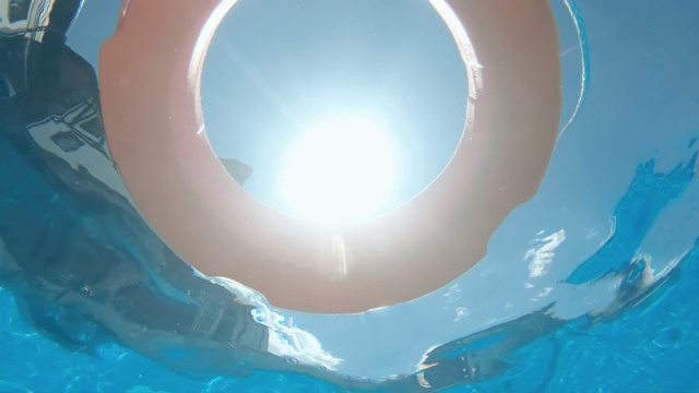 安全设备，救生圈或救生救生圈浮在游泳池上，用于救人于溺水者，慢动作，水下视野视频素材