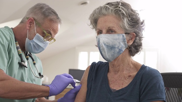 医生给老年妇女接种疫苗视频素材