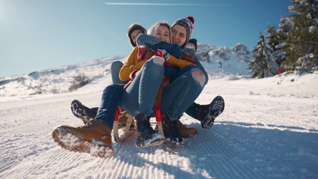 快乐的年轻人一起在雪山上滑雪视频素材