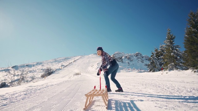 年轻女子要坐新雪橇了视频素材