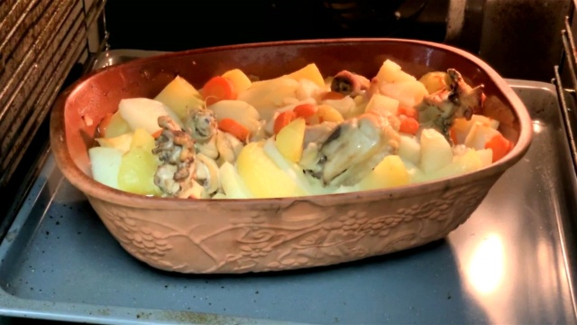 土豆、洋葱和胡萝卜炖肉视频下载