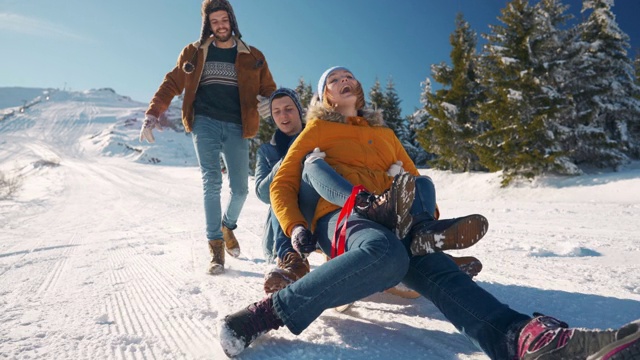 朋友们喜欢在雪山上拉雪橇视频素材