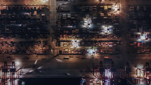 夜间繁忙的工业港口视频素材