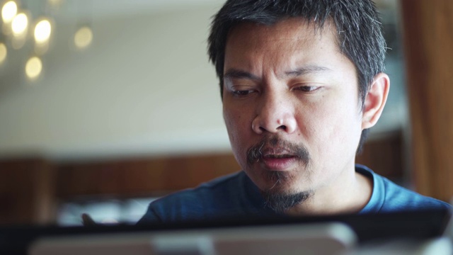 亚洲创作者在咖啡馆工作视频素材