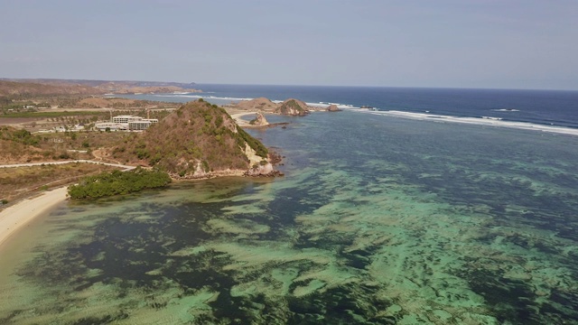 龙目岛南部戏剧性的海岸和海滩的航拍镜头视频下载