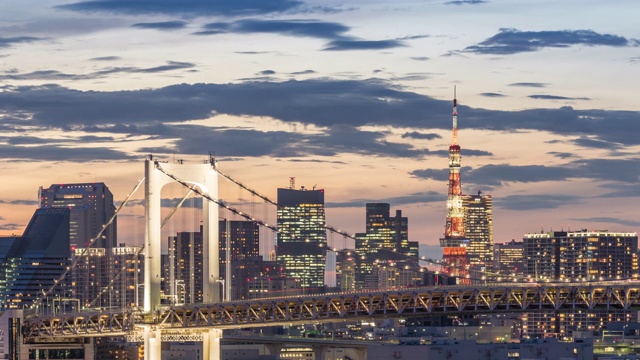4K高清白天到夜晚延时平移:鸟瞰图的虹桥与东京塔和东京市中心的城市景观日本。视频下载