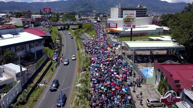 令人印象深刻的鸟瞰图在哥斯达黎加的示威游行。斯特里克兰反对政府政治行动委员会视频素材