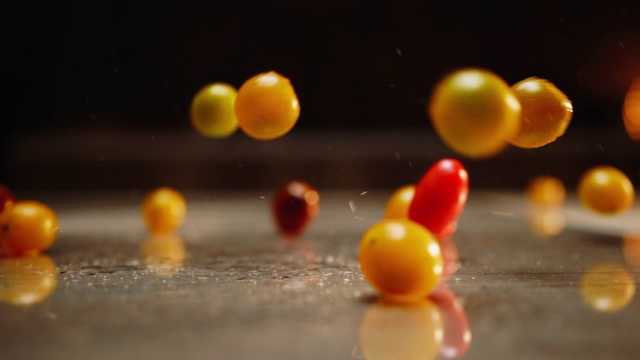 落下的樱桃番茄的慢动作视频素材