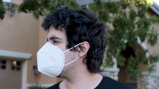 一名地中海青年戴着N95防护面罩视频素材