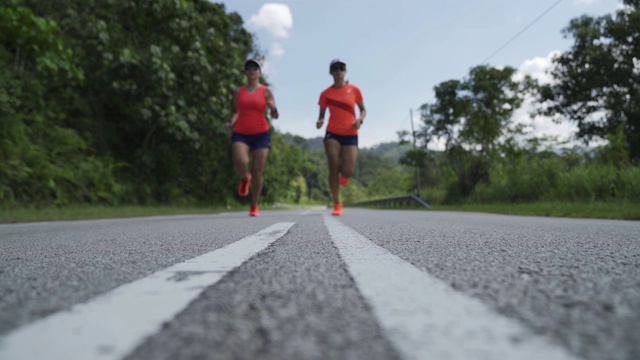 亚洲华人女子赛跑在乡村与她的朋友视频下载