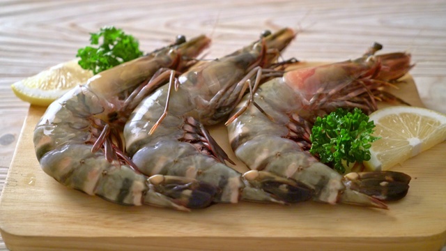 新鲜的虎虾或虾放在木板上视频素材