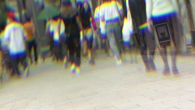 低角度，人们走在人行道上，东京，日本视频素材