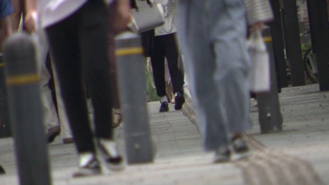 低角度，人们走在人行道上，东京，日本视频素材