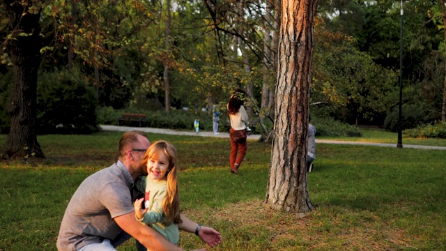 日落时分，男人和女儿在公园里拥抱视频下载