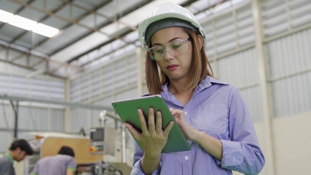 在工业场所检查机械的亚洲女工程师视频素材