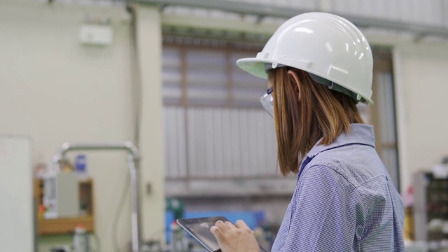 在工业场所检查机械的亚洲女工程师视频素材