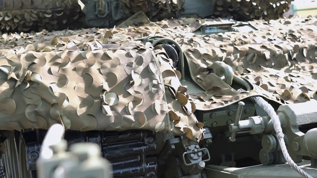 坦克炮和坦克覆盖伪装网。视频素材