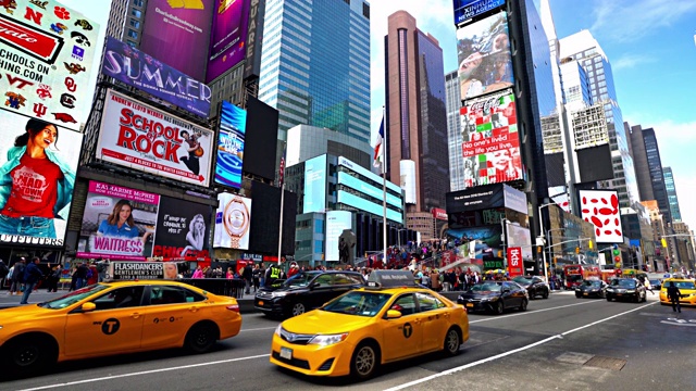 的一天。时代广场。黄色的出租车视频下载