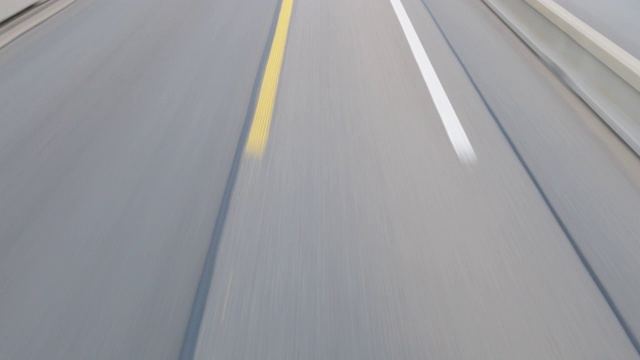 汽车在带有刺激性路标的高速公路上行驶视频素材